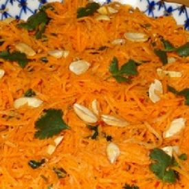 Индийский морковный салат с арахисом