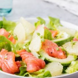 Салат из слабосоленого лосося с авокадо
