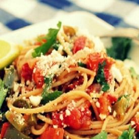Спагетти с фетой и оливками