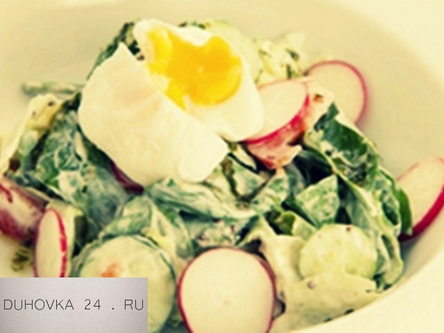 Весенний салат с редисом и яйцом пашот