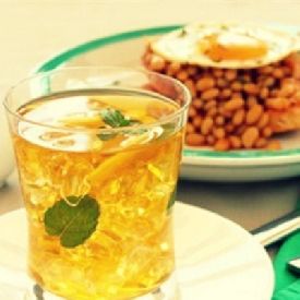 Холодный зеленый чай с лимоном и мятой