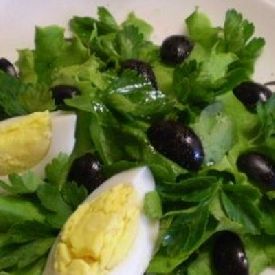Зелёный салат с маслинами